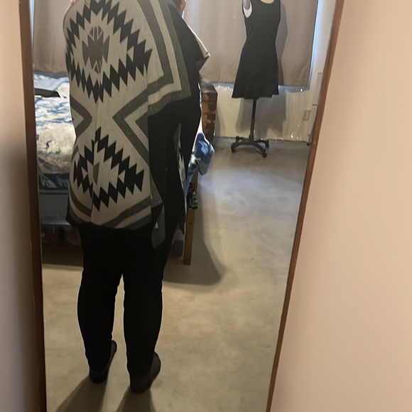 Neiman  Marcus the cashmere collection southwestern modern poncho - Picture 11 of 14